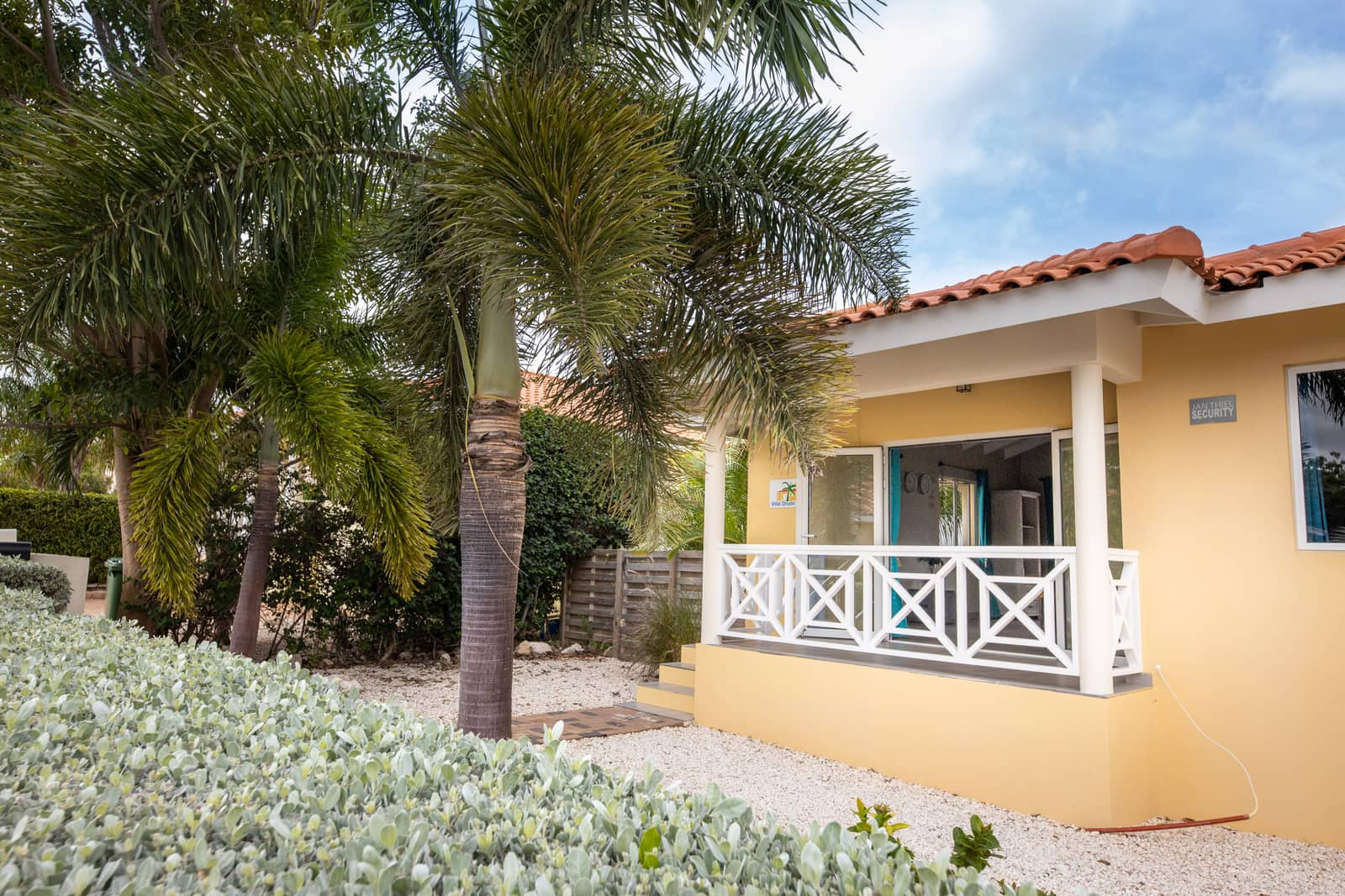 Gele Caribische villa Kiwano op Marbella Estate